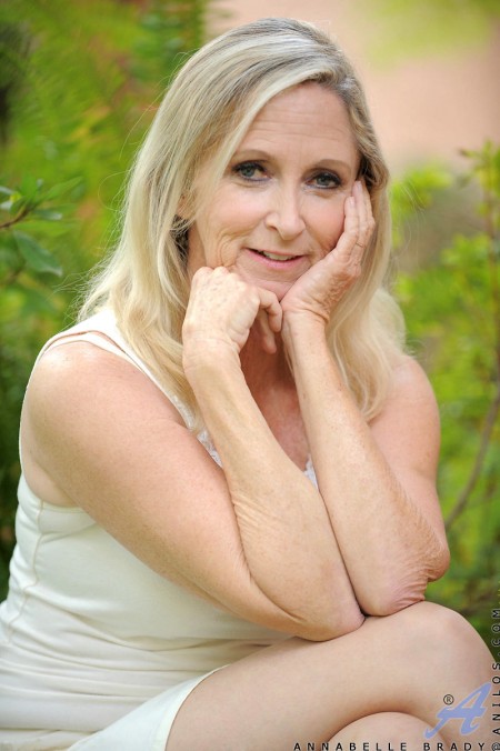 Мелкогрудая белокурая матрона Annabelle Brady в чулках раздевается под открытым небом
