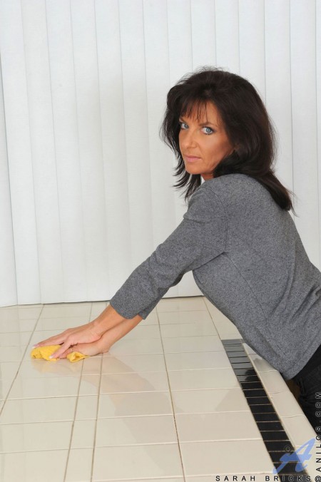 Зрелая брюнетка Sarah Bricks раздевается, играет с колготками и трахает себя дилдо