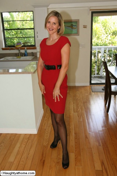 Мамаша Desirae Spencer снимает платье и позирует в горячем черном белье