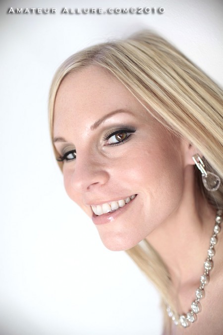 Парень награждает знойную зрелую суку Aimee Addison смачным извержением после отличного отсоса