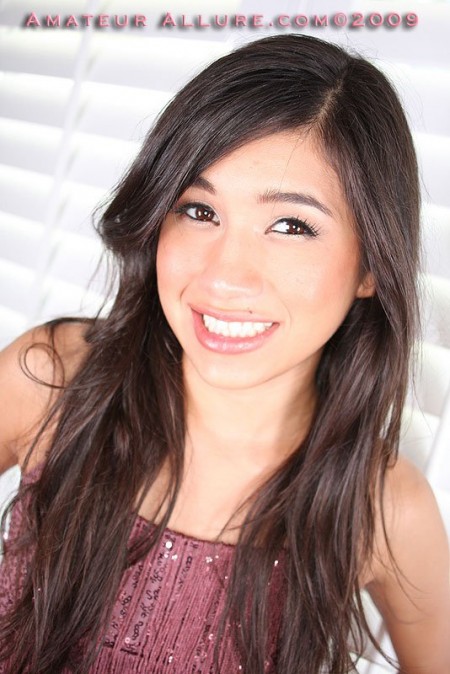 Хорошо потрахавшись, Знойная латинка Ivy Allure сосет хуй и получает сперму прямо в рот!