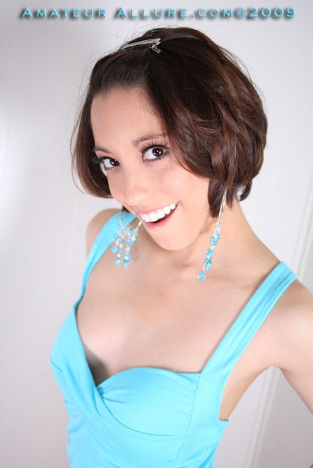 Милая детка с бритой киской и горячим ротиком Kayleigh Allure удовлетворяет большой член