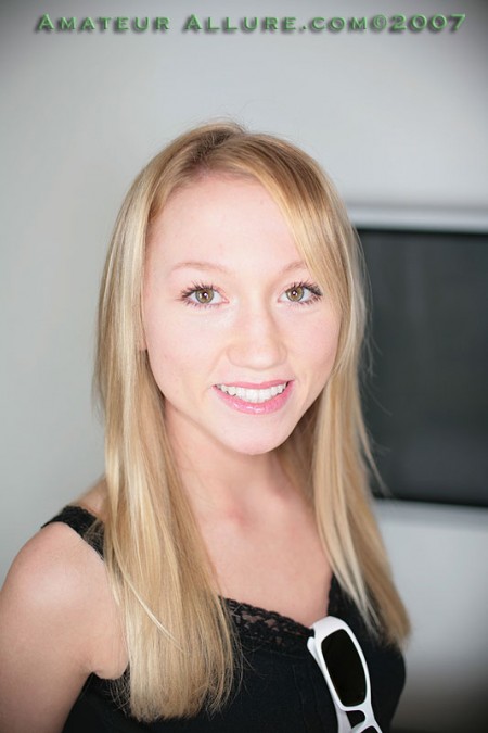 Грудастая Lailani Allure делает глубокий минет и пользуется спермой вместо крема для лица