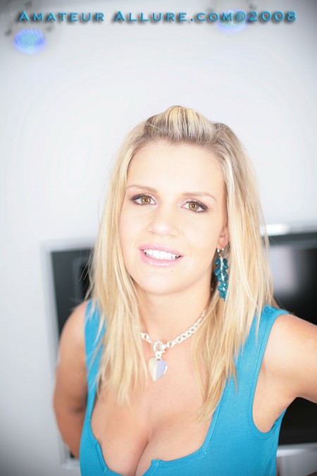 Сисястая тёлка Lisa Neils делает минет со всей страстью