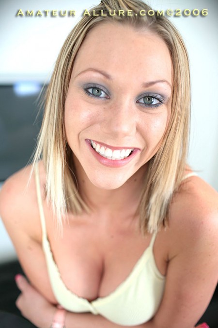 Грязная Melody Allure обхватывает член грудью и ротиком, получает много спермы