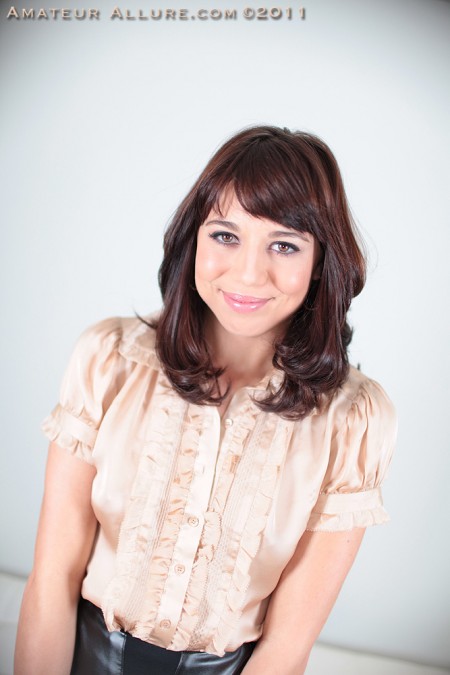 Темноволосая куколка Myla Onlytease сосет член и с удовольствием пробует свежую сперму на вкус