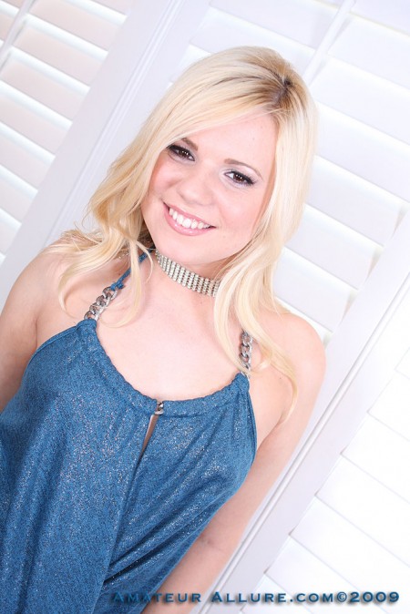 Yasmine Gold в коротком голубом платье показывает бритую пизду и сосет хер, пока тот не кончит