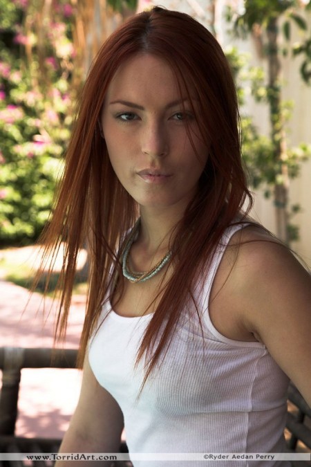 Рыжеволосая малышка Alexandra Ivy с маленькими титьками и бритой пиздой снимает бикини