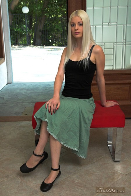 Стройная белокурая малышка Charlotte Stokely раздевается догола и демонстрирует свою сексуальную маленькую попку