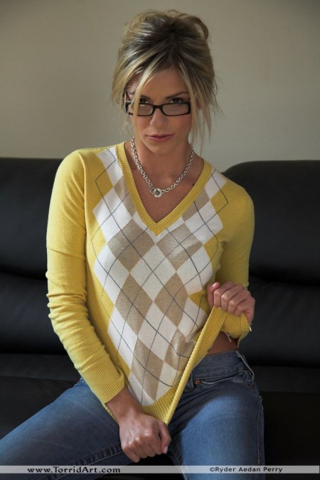 Блондинка в очках и невероятно сексуальным телом Marlie Moore раздевается до гола