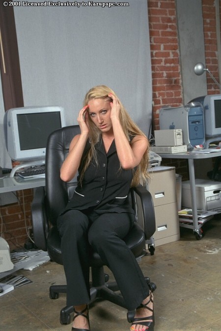 Зрелая блондинка с большой грудью Brittaney Starr раздевается до трусиков