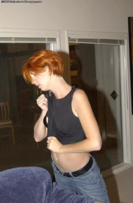 Lydia West снимает свои обтягивающие джинсы с трусиками, а потом показывает киску