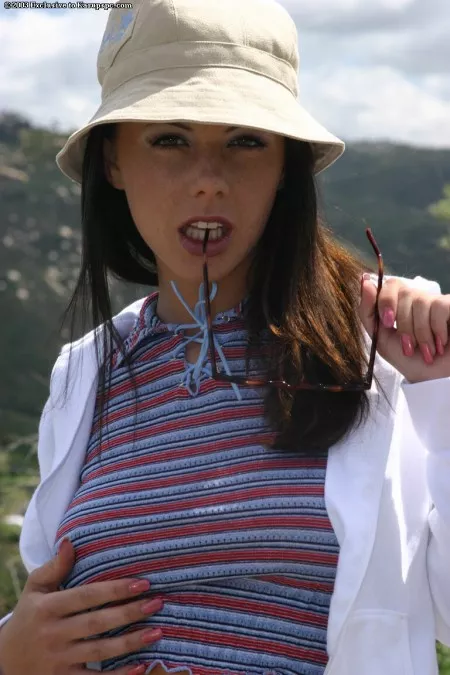 Penny Flame показывает свои сиськи и снимает белые трусики на свежем воздухе