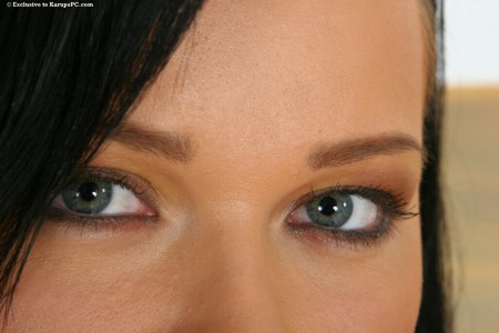 Восхитительная Suzie Diamond с сексуальными ножками и узкой киской снимает свое красно-черное, нижнее белье