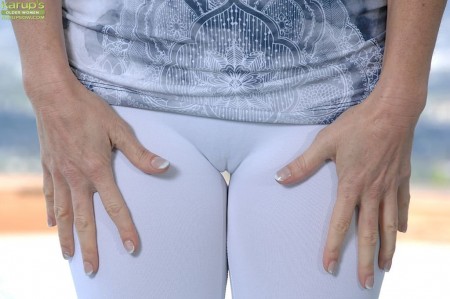 Блудливая взрослая леди Alexandra Silk со стойкими клевыми грудями оголила свою волосатую проколотую пизду