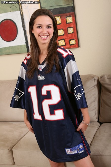 Courtney James развлекается с маленьким дилдо, сняв свои белые трусики