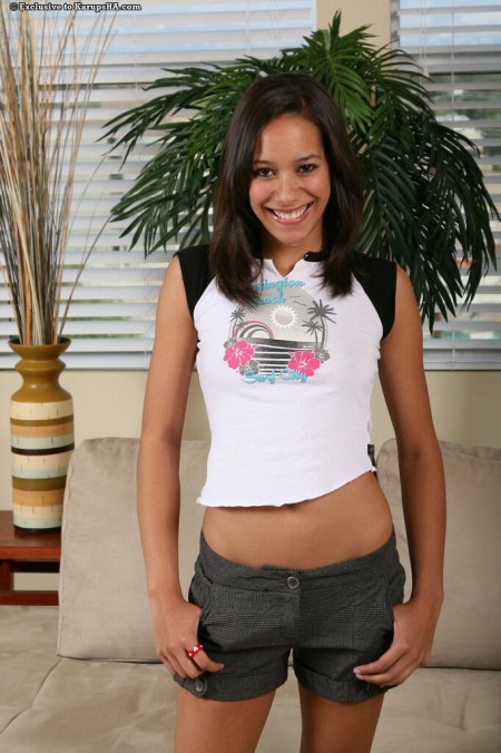 Стройная темноволосая красотка Courtney Page снимает трусики и показывает крошечную дырочку на диване