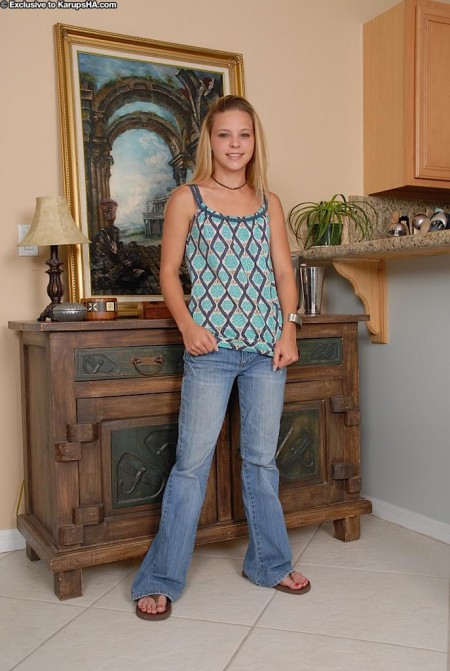 Хрупкая блондинка с крошечной грудью и бритой киской Destiny Garnet стягивает розовое нижнее белье