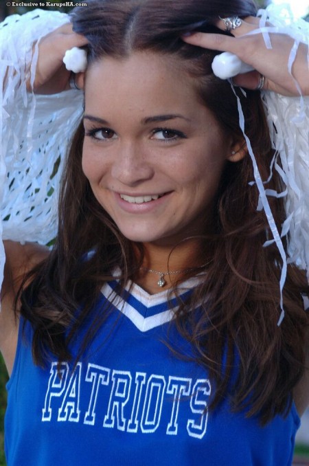 Черлидерша Isabella Summers снимает униформу и нижнее белье, чтобы запихать игрушки в свою тугую киску на открытом воздухе