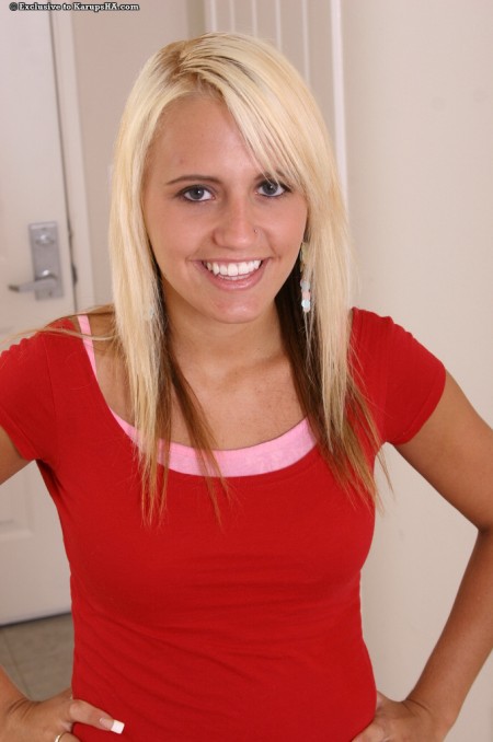 Детка в красной майке и розовой юбке Jacky Joy раздеваетяс и показывает киску