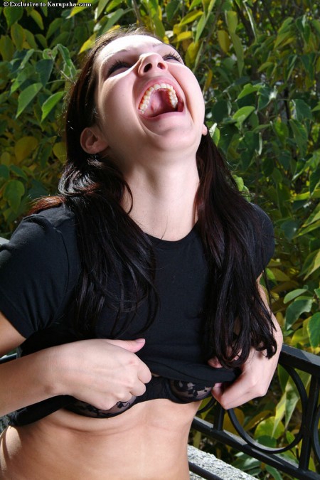 Классная брюнетка Kathleen Kruz засветила грудь и выставила голую киску на свежем воздухе