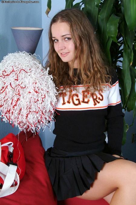 Чирлидерша в форме Louisa Rosso раскрывает свою киску после того как снимает хлопковые трусики