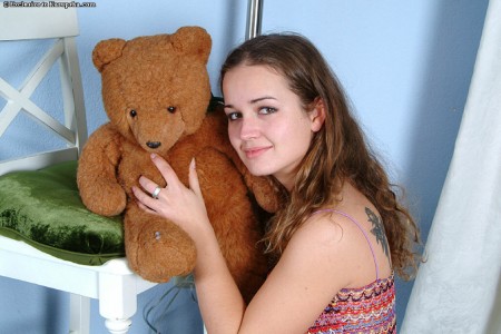 Красотка-шатенка Louisa Rosso с маленькими титьками дает рассмотреть свою розовую любовную дырку