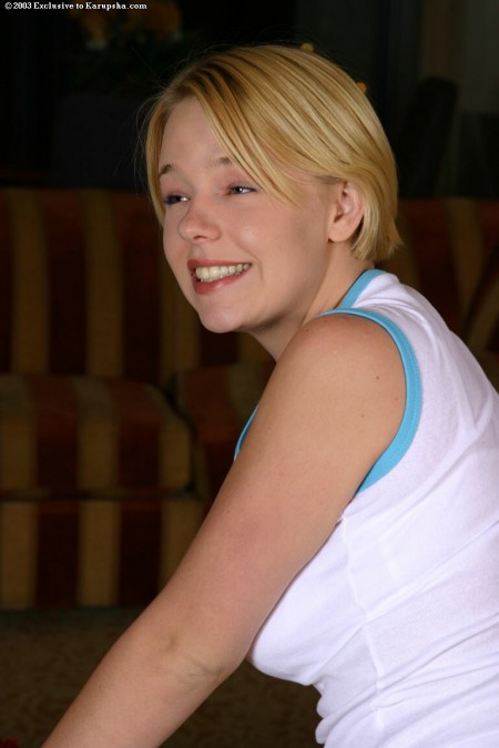 Missy Monroe обнажается для тебя чтобы показать свои большие натуральные груди и безволосую киску