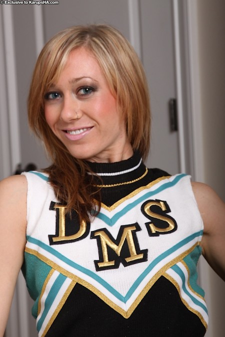 Чирлидерша Naomi Doll раздевается и показывает свою бритую киску крупным планом на полу