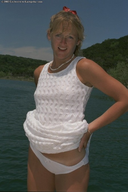 Блондинка Summer Ann полностью обнажается на лодке и показывает все линии загара