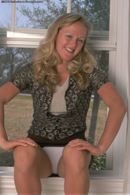 Summer Ann с тугими, сочными титьками раздвигает ноги и показывает киску