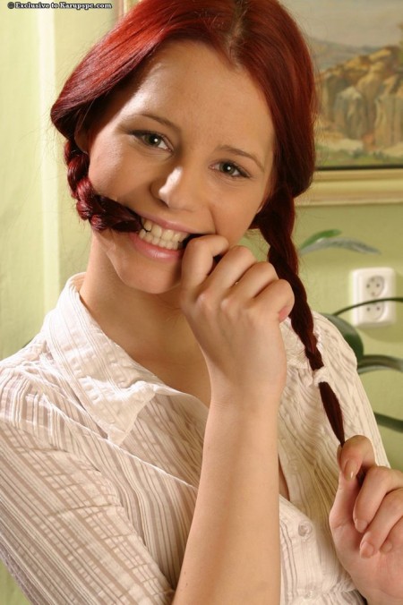 Шлюхастая рыжая детка Piper Fawn раздевается и мастурбирует бритую киску на рабочем месте