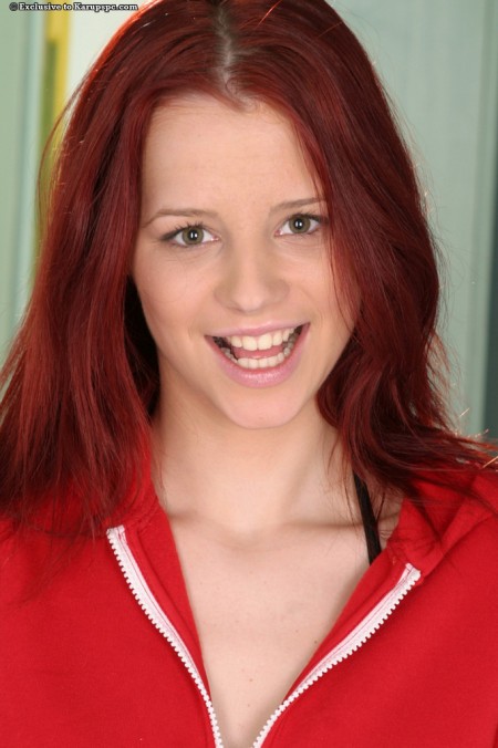 Рыжеволосая малолетка Piper Fawn решила мастурбирать в комнате