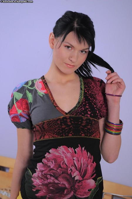 Крутая взрослая брюнетка Jacky Karups упаковала вагину самотыком дома