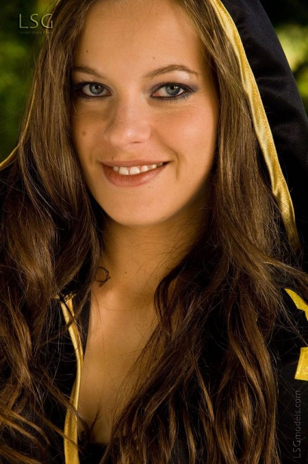 Молодая брюнетка Kim Nubiles раздевается на природе