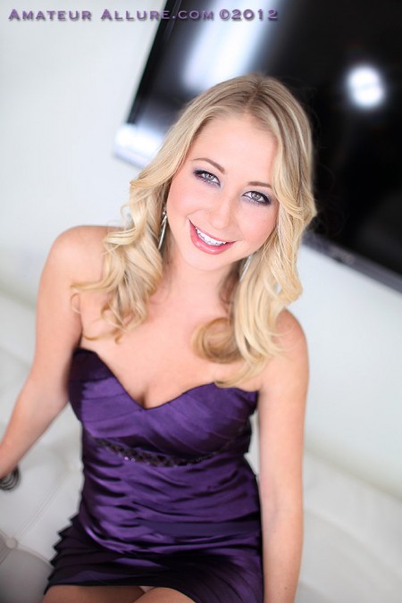 Блондинистая Casi James играет с членом орально и вагиной, а потом ей кончают в рот