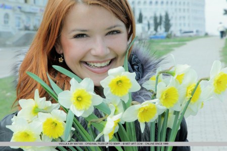 Бледная рыжая девочка-подросток с гладкой киской и большой грудью Violla A позирует абсолютно голой