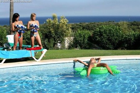 Мокрые девочки в бикини Jackie Sapphic, Rene Sapphic и Monica Sweet раздеваются для лизания кисок и попок