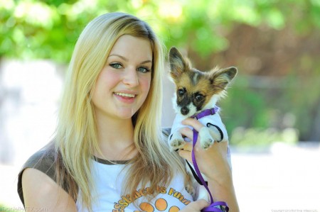 Кудрявая блондиночка Danielle FTV с массивными натуральным сиськами и большой жопой оголяется на открытом воздухе