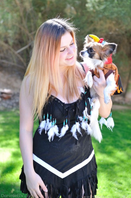 Малышка с большой грудью Danielle FTV трахает себя в сочную киску початком кукурузы на улице