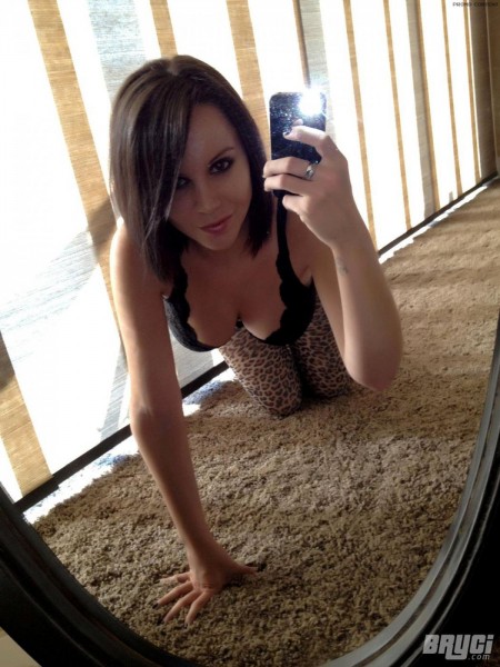 Веселая брюнетка Bryci в трусиках и лифчике выставила свои большие груди и показала пизду