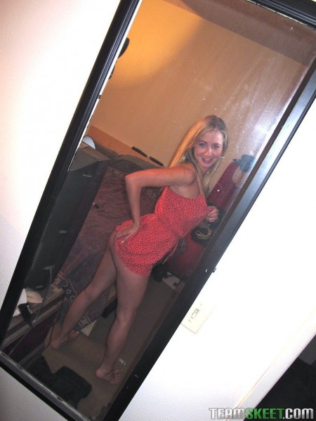 Игривая детка Casi James показывает сосочки и бритую киску, сняв свое короткое платье