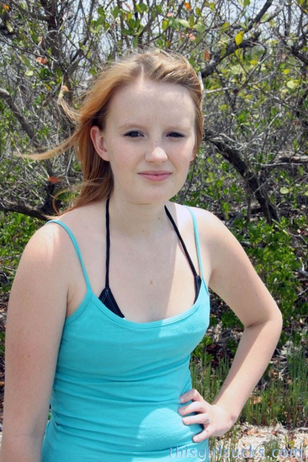 Ангельская девочка-подросток с крошечной грудью Katey Grind делает минет на пляже