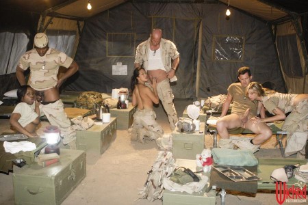 Грудастая девка Brooke Banner наслаждается звериной энергией интернационального группового секса