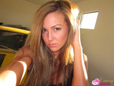 Малышка в джинсовых шортах Craving Carmen показывает свою лысую киску и сиськи в машине