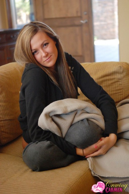 Знойная девочка с упругой попкой Craving Carmen вводит стеклянное дилдо в свою безволосую киску