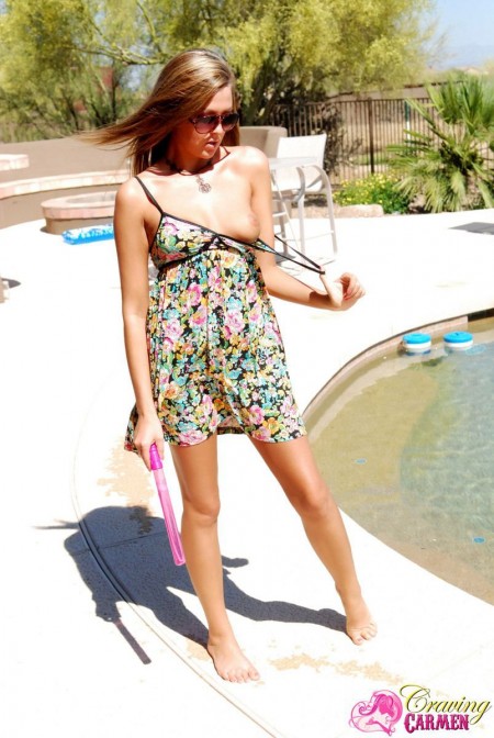 Сексапильная красотка Craving Carmen в солнечном платьице снимает трусики и берется за длинный самотык на улице