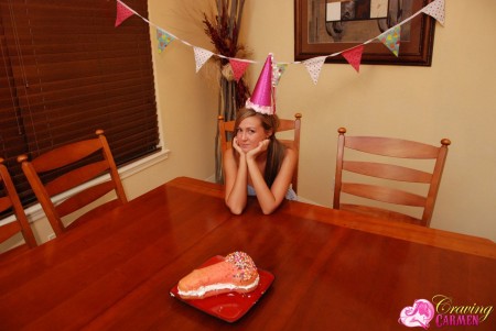 Игривая, темноволосая киска Craving Carmen играет с бритой киской и сладким пиргом