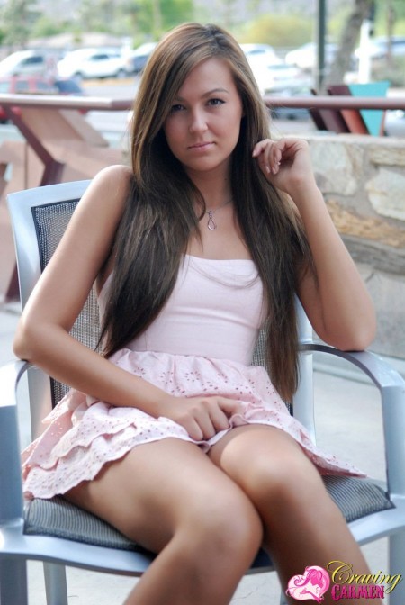 Чувственная красотка в платье Craving Carmen стянула свои трусики и раскрыла киску в публичном месте