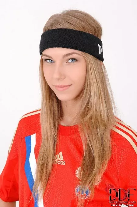 Русская футбольная фанатка Ebbi Nubiles снимает свою красную форму и раздвигает ножки